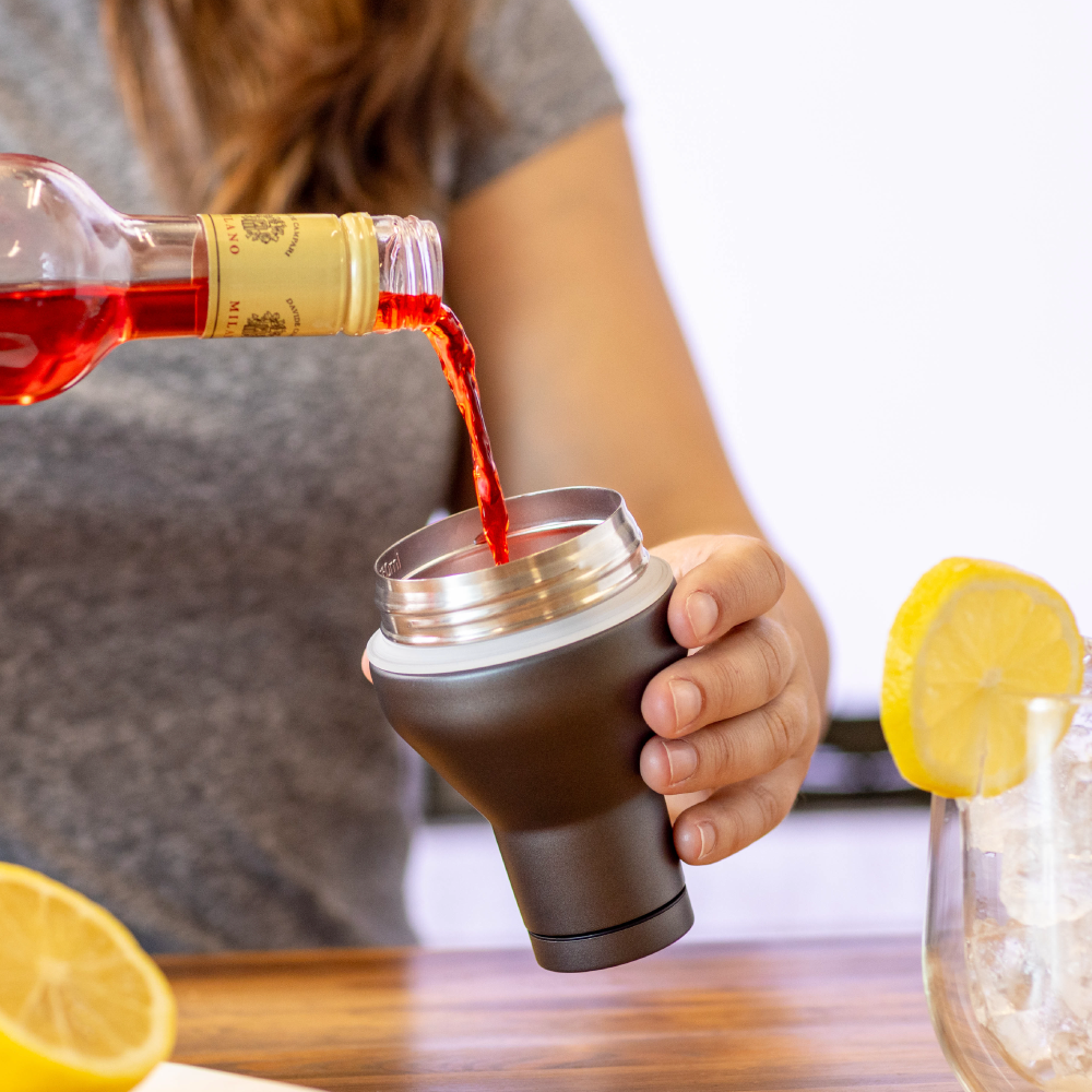 cocktail-shaker-lid-j4 Cocktail_Shaker_lifestyle_2_b714e13d-dd84-4844-956f-11cddc294041.png